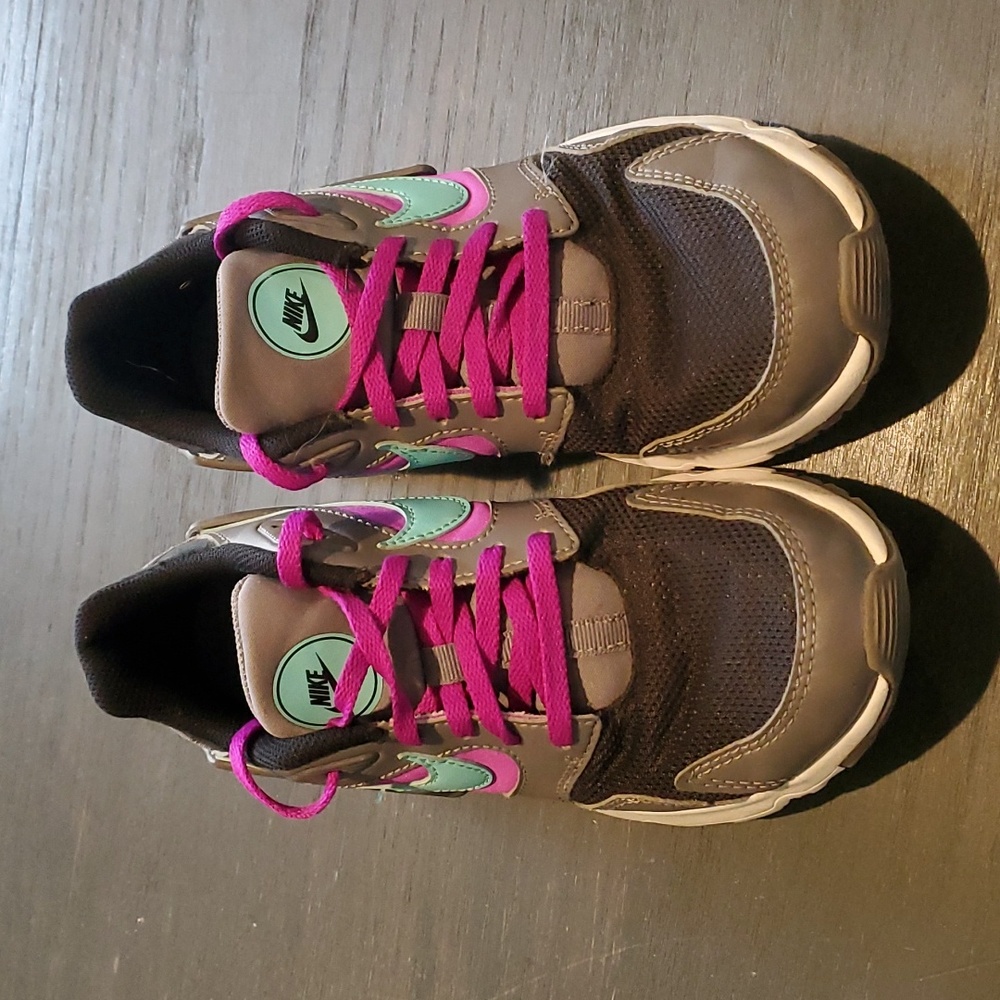 Nike Size 5Y girls tennis shoes - Picture 1 of 4